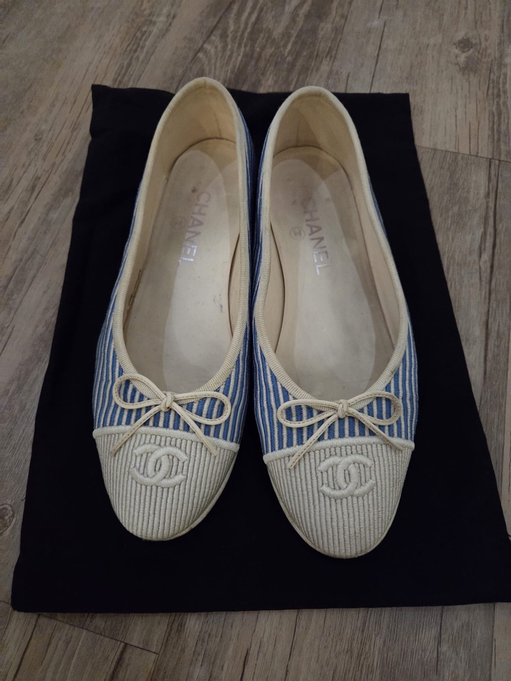 CHANEL Blue and White Striped Ballet Flats with CC Emblem. Size 38c